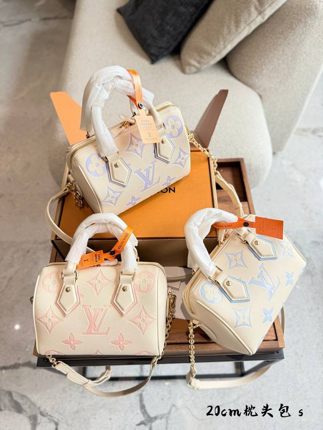 Lv 5月新款淡奶草莓Speedy 20来咯大家一直在催的新款Speedy来了手拎单肩斜挎都可以背能放下巴掌折叠防晒伞和330Ml保温杯颜色嫩的掐出水季节款限量