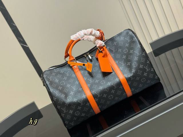 超酷Lv Keepall旅行袋Lvkeepall 出差旅行最常用的一只包这是超酷的一只包可以做健身包，也可做旅行袋容量超级感人非常的实用出差三四天背这只包，衣服