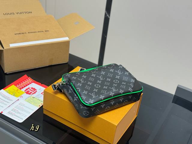 配折叠盒飞机盒Size：25*18.5Cm*7Cm Lv 男士三合一可以解锁很多种组合背法堪比乐高[调皮][调皮][调皮]原单渠道货哦！质量你懂！