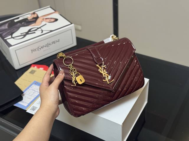 升级版配盒Size：24-15Cm圣罗兰经典邮差包，随性搭配韵味另人难忘，可谓不折不扣的网红It Bag。复古味道的小挂件！增分不少哦！