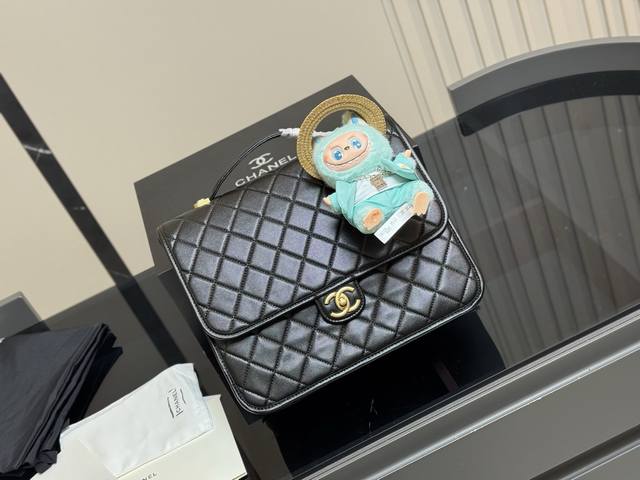 送挂件配折叠盒Size：32*27Cm香奈儿漆皮双肩包 值得值得！！Chanel23 真的太貌美啦无法抗拒！牛皮双肩包 怎么背都好好看，好想要啊！