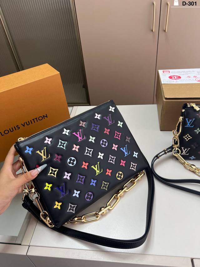 大 Lv锋芒乍现 抱枕包Coussin 风琴手袋 单肩斜挎包 被拿来用做手包简单大方的款式 真的很炫酷D-301尺寸20×16 27×20折叠盒飞机盒 大 Lv锋芒乍现 抱枕包Coussin 风琴手袋 单肩斜挎包 被拿来用做手包简单大方的款式 真的很炫酷D-301尺寸20×16 27×20折叠盒飞机盒