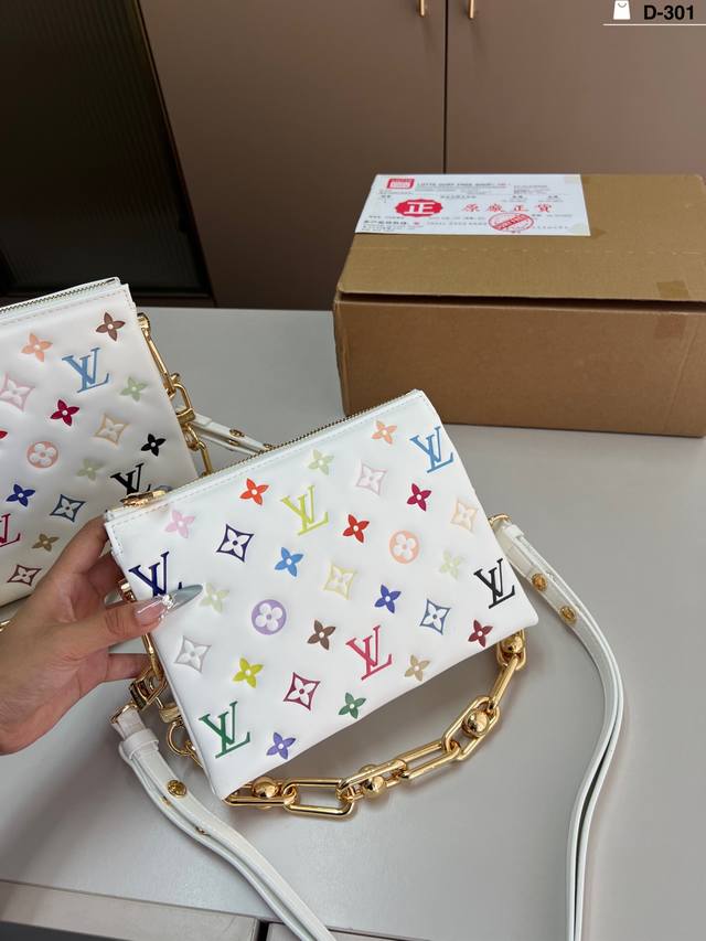 小 Lv锋芒乍现 抱枕包Coussin 风琴手袋 单肩斜挎包 被拿来用做手包简单大方的款式 真的很炫酷D-301尺寸20×16 27×20折叠盒飞机盒