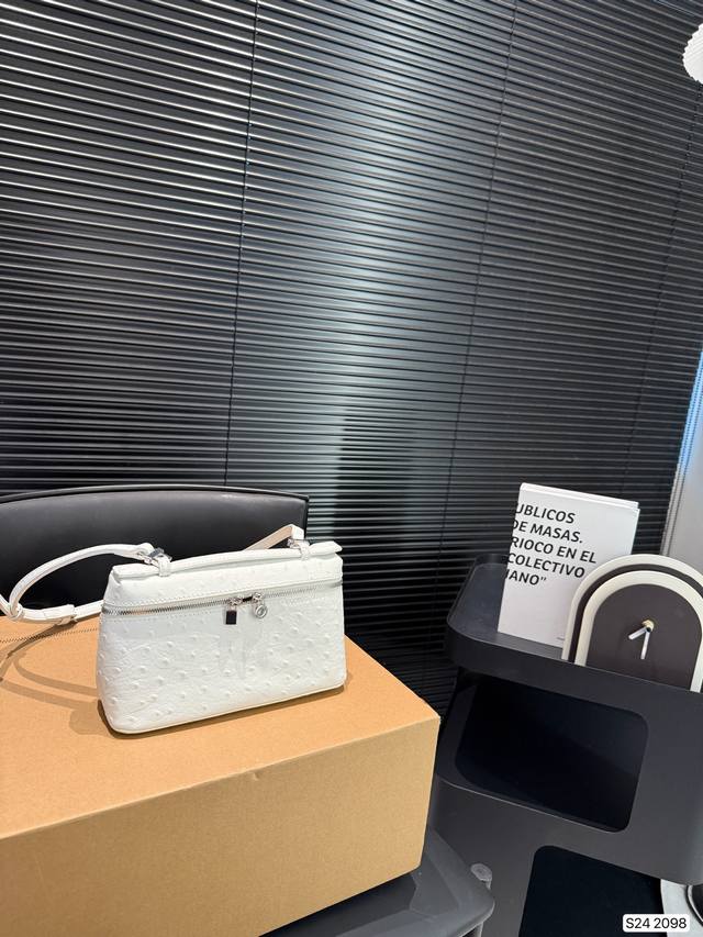 配盒子 貌美如花Loropiana小方包 纯皮材质不再买包的我看到这个小白真是受不了 简直太适合夏天，容量可放下手机 钥匙 气垫 手纸口红等，好喜欢這 #Oro