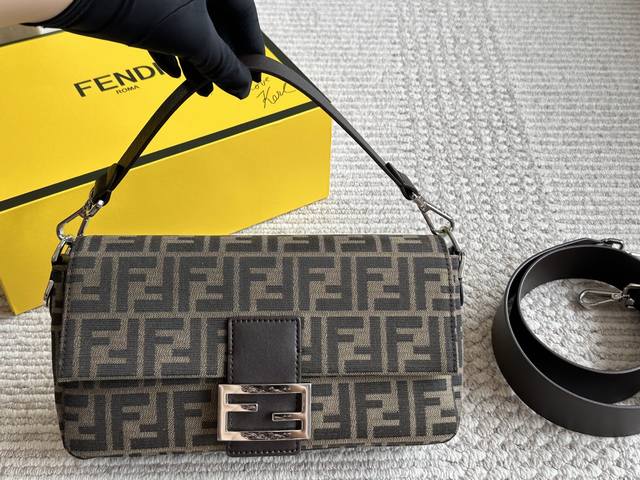 配盒Size：25*14 Cmfendi 中古 法棍包经典老花大F 搭配油蜡牛皮配两条肩带 很有感觉的复古感