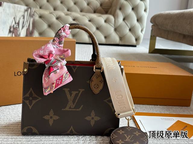 复刻版 Size：25*20Cm万众期待的L家 Onthego小号终于梦想成真了小个子姐妹看过来 这个小号托特就是你的本命包配置宽肩带 零钱包