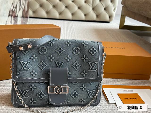 新品Lv 软乎乎的达芙妮 秀款新品亮相于 春夏秀场搭配牛皮饰边确保包包的舒适性 Dauphine Soft手袋以Monogram裁出柔软的造型男女都可适用大号非