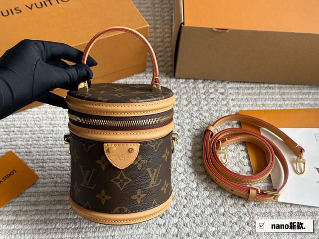 Lv新款Nano发财桶简直不要太讨喜了，一眼万年的那种。#Iv 新款Nano 12×15配盒子