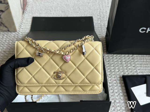 配包装Size:20*13Cm 小香家 发财包Woc发财包,可以有必须给自己安排Chanel发财包香奶奶包中最经常用的一只 配包装Size:20*13Cm 小香家 发财包Woc发财包,可以有必须给自己安排Chanel发财包香奶奶包中最经常用的一只