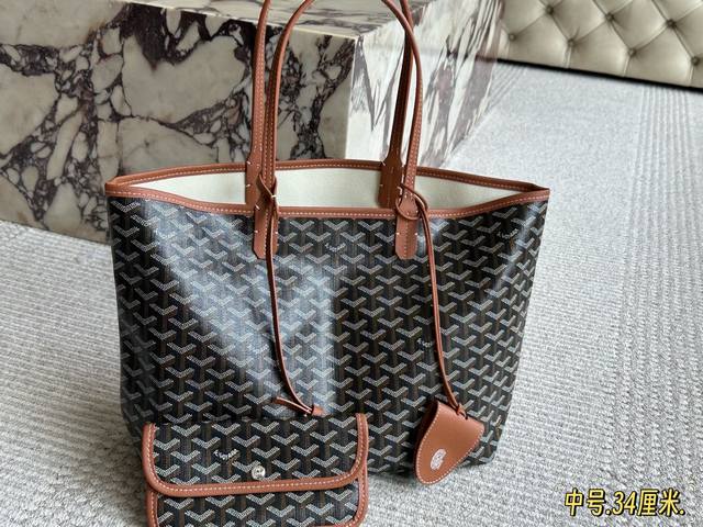 Size：34*27Cm戈雅购物袋属于这个季节的购物袋从头到尾全部都是客订哦！Goyard 小托特 实物真的很有质感，四季绝配！