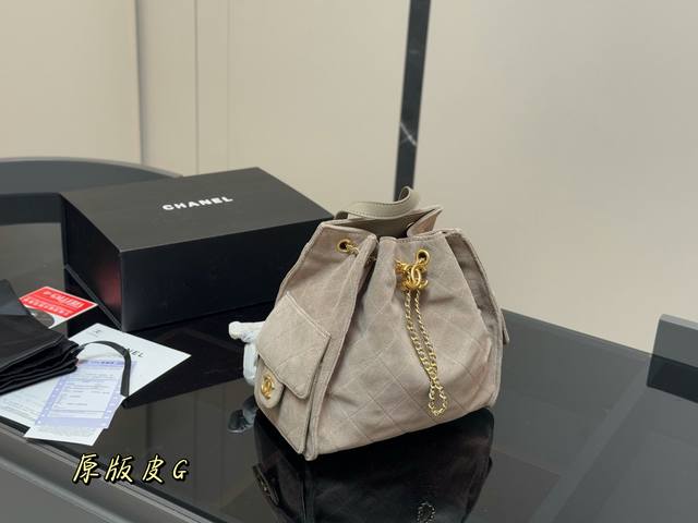 牛皮无盒Chanel 25Bag 双肩真绝绝子今年香奈儿25S系列简直美爆...这只Hobo是个小号尺寸个人觉得比较日常鱼子酱的质感颗粒没这么重反而很细腻 也比 牛皮无盒Chanel 25Bag 双肩真绝绝子今年香奈儿25S系列简直美爆...这只Hobo是个小号尺寸个人觉得比较日常鱼子酱的质感颗粒没这么重反而很细腻 也比