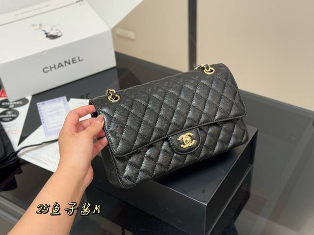 配折叠盒飞机盒Size:25Cm 香奈儿 Cf我们一直很用心在做 秒杀其他市面上的货 顶级原单鱼子酱很舒服的一种！不管您是谁稳稳Hold住哦四季必备单品！