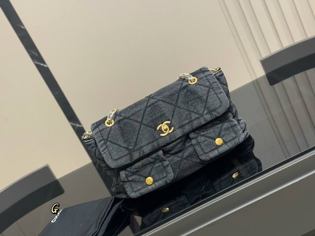 香奈儿秋冬那些美丽的包包高级成衣系列秀的包袋细节中我们不难看出品牌经典元素的呈现和在材质、容量上的焕新而不同大小尺码变幻莫测的极端对比可能也是本季包款的一大特色