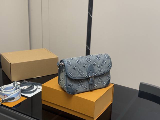 配折叠盒Lv法棍包穿搭也太好看了吧双肩带的配置复古的气质带着时尚感搭配起来毫不违和并且肩带可以分开使用四舍五入等于两个包包Hhh并且这款融合了 尺寸:25.16