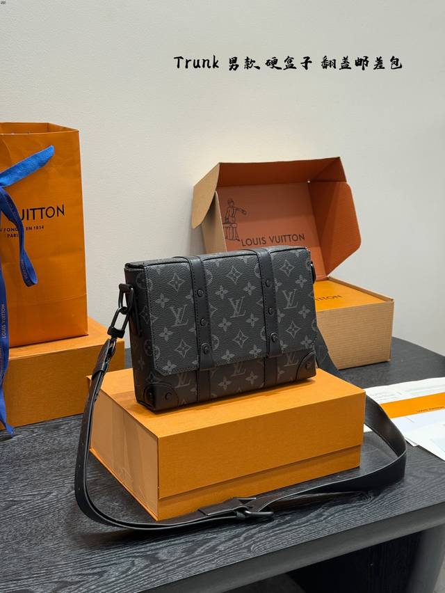 折叠礼盒 男包推荐 Lv Trunk 男士邮差包斜挎包。 翻盖磁吸扣，硬盒硬箱元素边角～肩带拆卸 包形非常简约商务休闲都能搭配容量也非常友好对于男生绝对够啦黑色