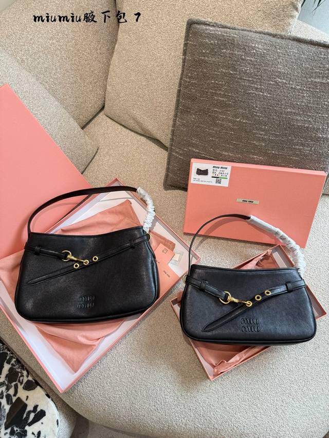 缪缪新款Aventure Nappa腋下包Nappa复古腋下包又是一个爆款预测两个尺寸目前有黑色和石楠木色小号33Cm大号40Cm