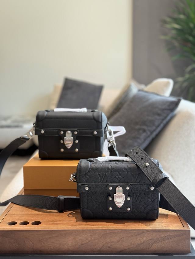 Soul Trunk手袋] M13871黑色压花本款Soul Trunk手袋以柔软Monogram压纹Taurillon 牛皮革演绎品牌传统硬箱构型。加固包角、