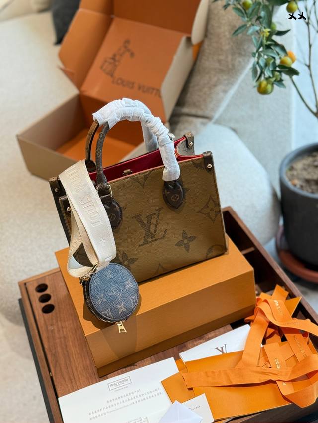 丛林包 Lv A B面喷绘 Onthego妈咪袋 性价比之王这是一款超赞的包型，灵感来自于恶搞Lv的街头品牌，曾经的曾经，Louis Vll Litton永远不