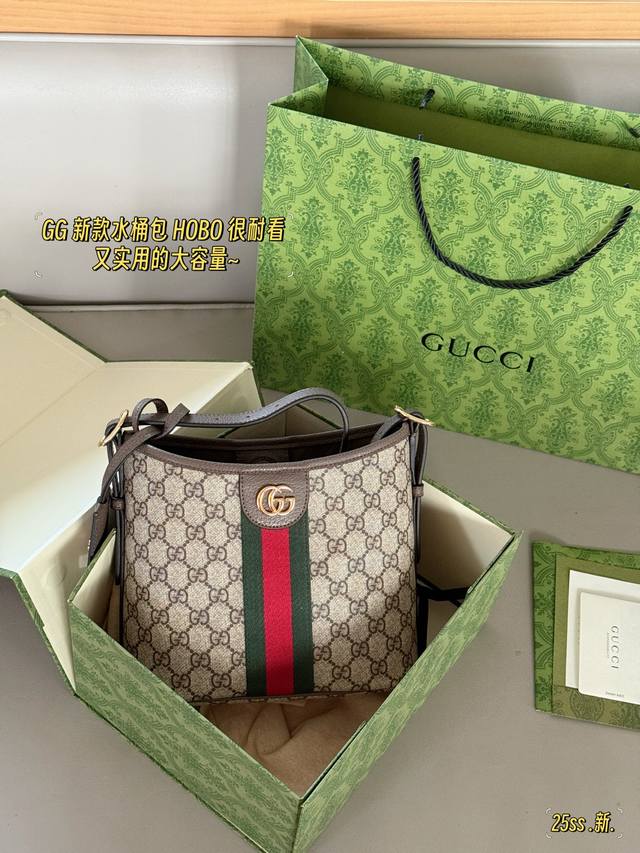 配盒Size：23*18Cmgg 新款水桶包 Hobo很耐看 又实用的大容量~更可以满足不同的穿搭需求新款 肩带也可以调节，可斜挎，可腋下