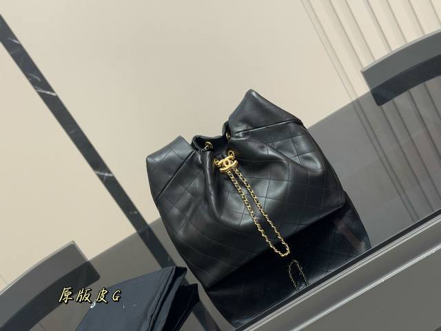 无盒原版皮Chanel 25S Hobo迷你真绝绝子今年香奈儿25S系列简直美爆...这只Hobo是个小号尺寸个人觉得比较日常鱼子酱的质感颗粒没这么重反而很细腻