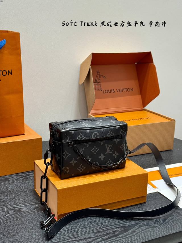 礼盒包装芯片版！尺寸：18X13X8 Lv 黑武士软盒子包真的是可爱的方盒子调色很高级！真的是小可爱！Mini Soft Trunk盒子包细节超Ok男女同款