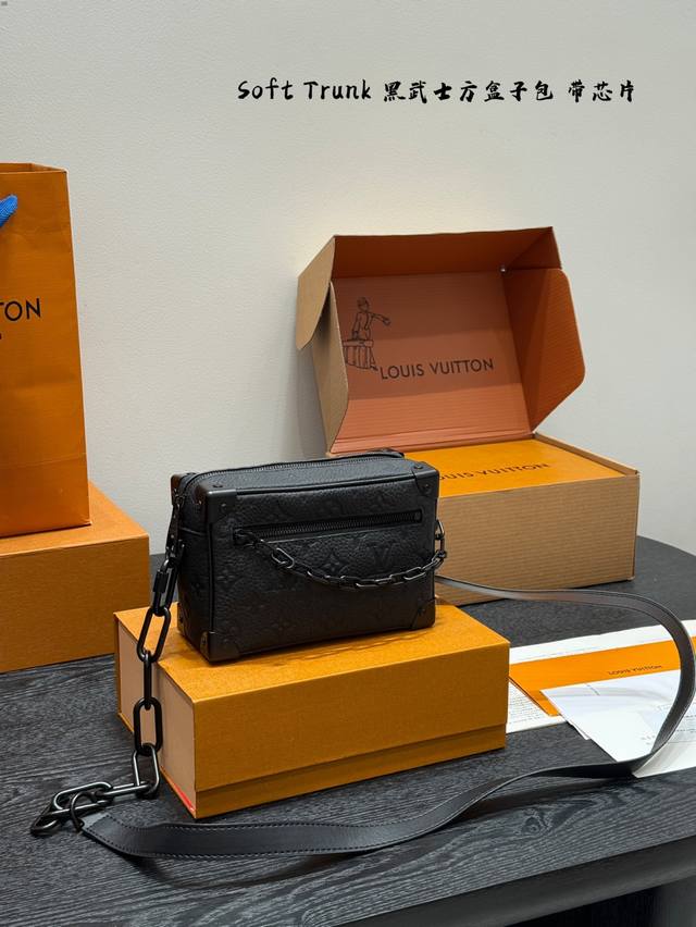 礼盒包装牛皮压花 芯片版！尺寸：18X13X8 Lv 黑武士软盒子包真的是可爱的方盒子调色很高级！真的是小可爱！Mini Soft Trunk盒子包细节超Ok男