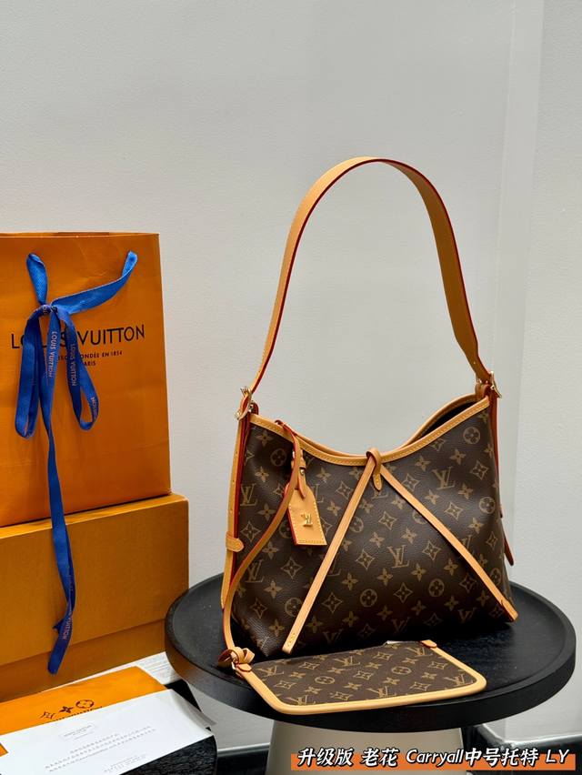全套礼盒升级版！Size：26.30Cmlv Carryall 托特包Tote 年度包王带有蝴蝶结的腋下包喜欢吗，内附一只收纳零钱包，性价比颜值超在线了 ！单肩