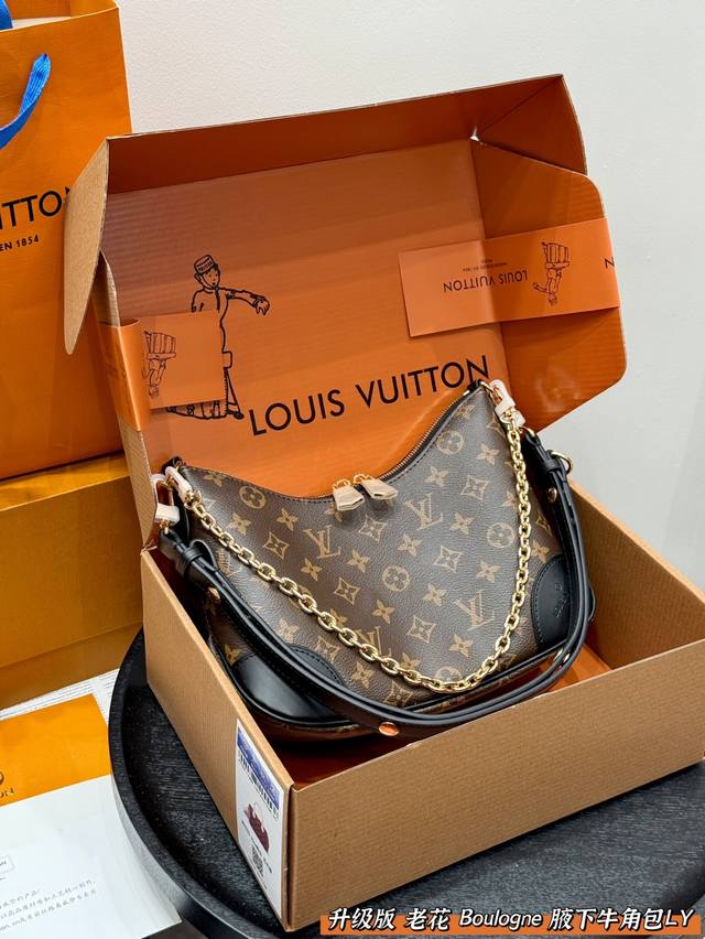 全套礼盒包装升级版！Size：26*16Cmlv Boulogne 牛角包 腋下包腋下背好看！斜挎包也好看！越看越耐看的包包！上身效果奶奶的爱到爆啦啦啦啦！搜索