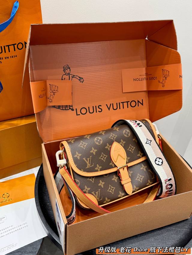 全套礼盒包装升级版！Size：25*17Cmlv家 Diane 法棍手袋 定制老花面料搭配深色树膏皮配置两条肩带 今天的快乐是法棍给的！搜索 Lv 法棍