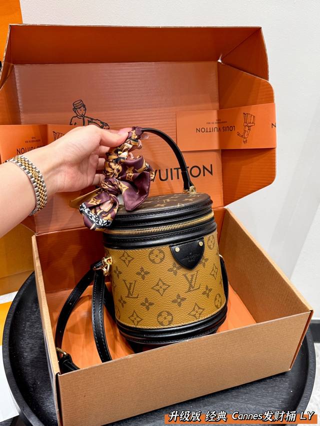 全套礼盒升级版！带丝巾！Size：17.15Cmlv Cannes 饭桶水桶包发财桶！发财桶！越用越香！！！百搭实用 黑色真皮原版帆布涂层配牛皮材质