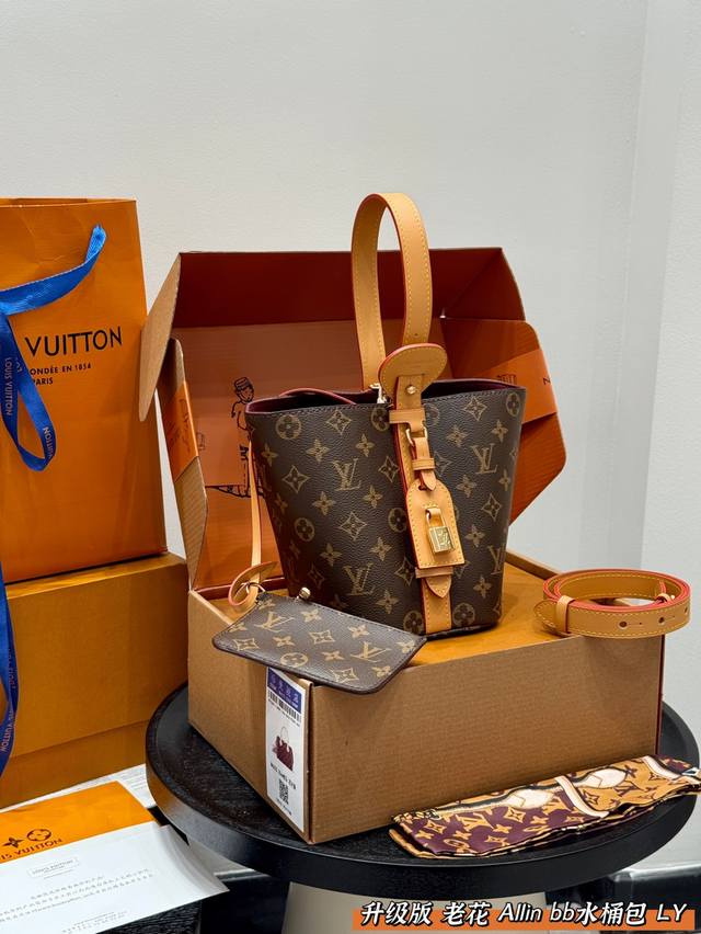 全套礼盒包装Lv All In Bb 老花水桶包 腋下包Allinbb好好看上身炒鸡美很夏天三种背法 其实延长带单肩也阔以真的超级有质感，太好看啦好有的松弛感！
