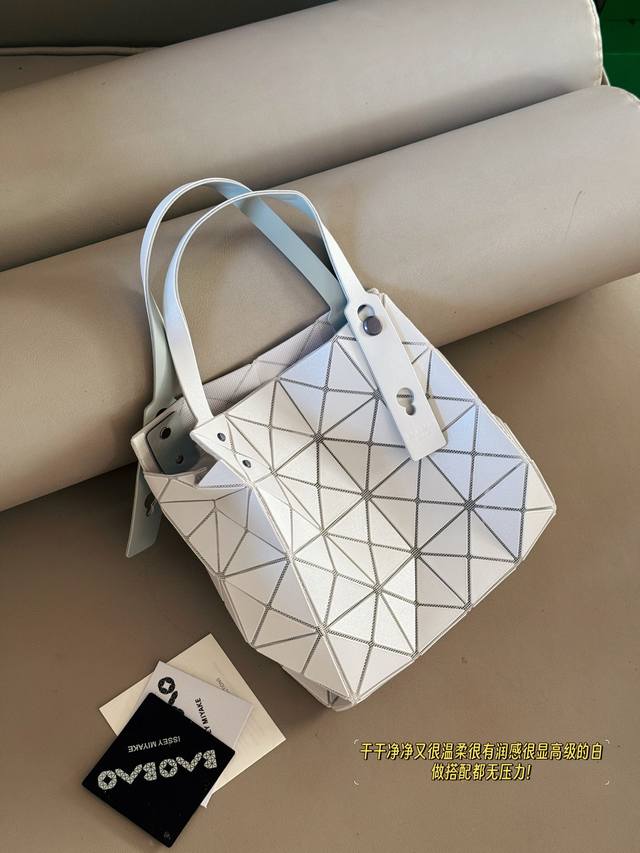 无盒 升级Issey Miyake Baobao三宅一生 Carat钻石系列尺寸23*23Cm太适合夏天啦又轻又方便小清新~通过折叠侧边夹层,包身显现出丰满的外 无盒 升级Issey Miyake Baobao三宅一生 Carat钻石系列尺寸23*23Cm太适合夏天啦又轻又方便小清新~通过折叠侧边夹层,包身显现出丰满的外