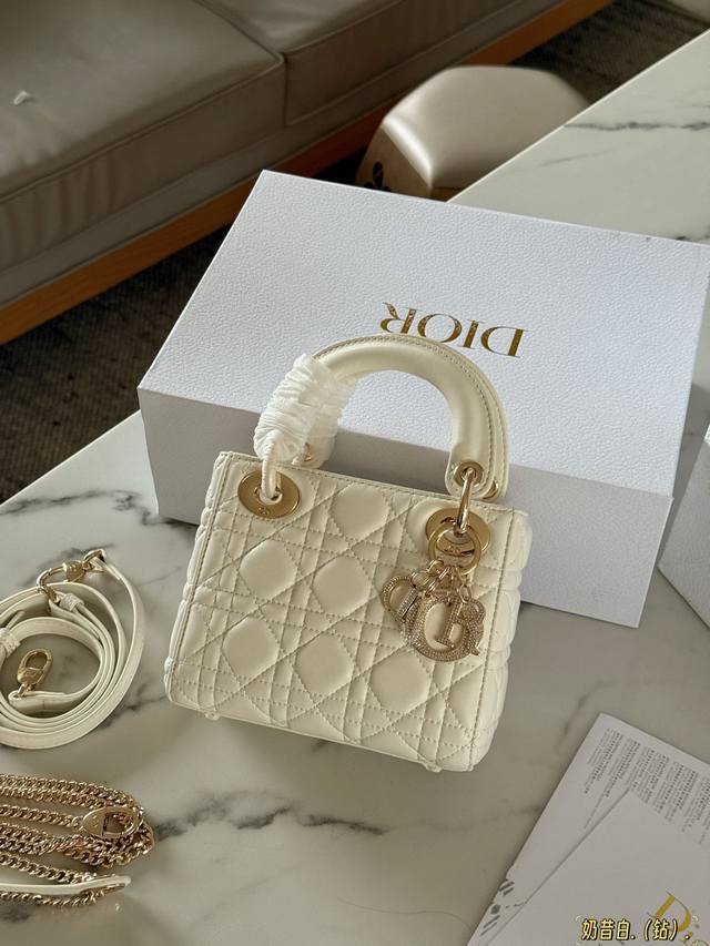 配盒 Size:17Cmd家 戴妃 满天星Blingbling水钻搭配两条肩带! 实物不要太精致! 配盒 Size:17Cmd家 戴妃 满天星Blingbling水钻搭配两条肩带! 实物不要太精致!