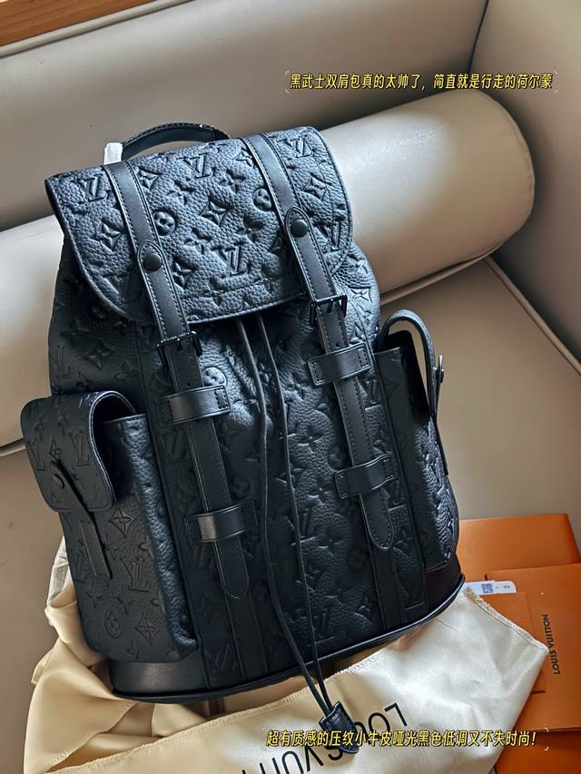 牛皮 无盒Size：32*45Cml家 黑武士双肩包Lv最好看的黑色老花双肩包 大小也刚刚好哦！超有质感的压纹小牛皮容量很大通勤出差旅行健身的好搭档上身又酷又帅