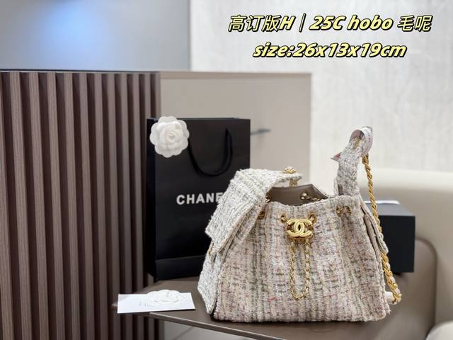 折叠盒 毛呢Chanel 25C Hobo 毛呢本季25工坊系列以香奈儿女士珍藏的乌木漆面屏风为灵感，将东方古典元素解构重塑 有祥云纹的软呢，金线刺绣暗藏云卷云