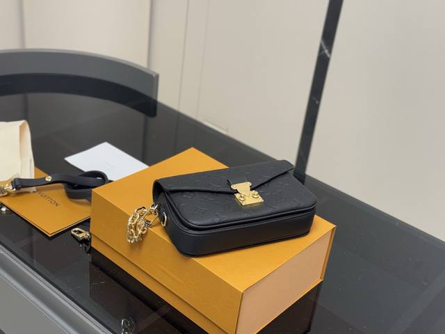 配折叠盒最新尺寸 :21×6×13Cmlv高品质 性价比超高 一定要好好看细节看五金看材质 新款邮差小号 East West 配置链条和皮肩带