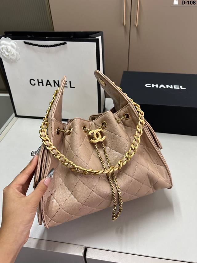 香奈儿Chanel嬉皮腋下包托特包这款觉得手拎就很好看配休闲装很酷啊!实物很漂亮 质感超级棒D-108尺寸25×20折叠盒 香奈儿Chanel嬉皮腋下包托特包这款觉得手拎就很好看配休闲装很酷啊!实物很漂亮 质感超级棒D-108尺寸25×20折叠盒