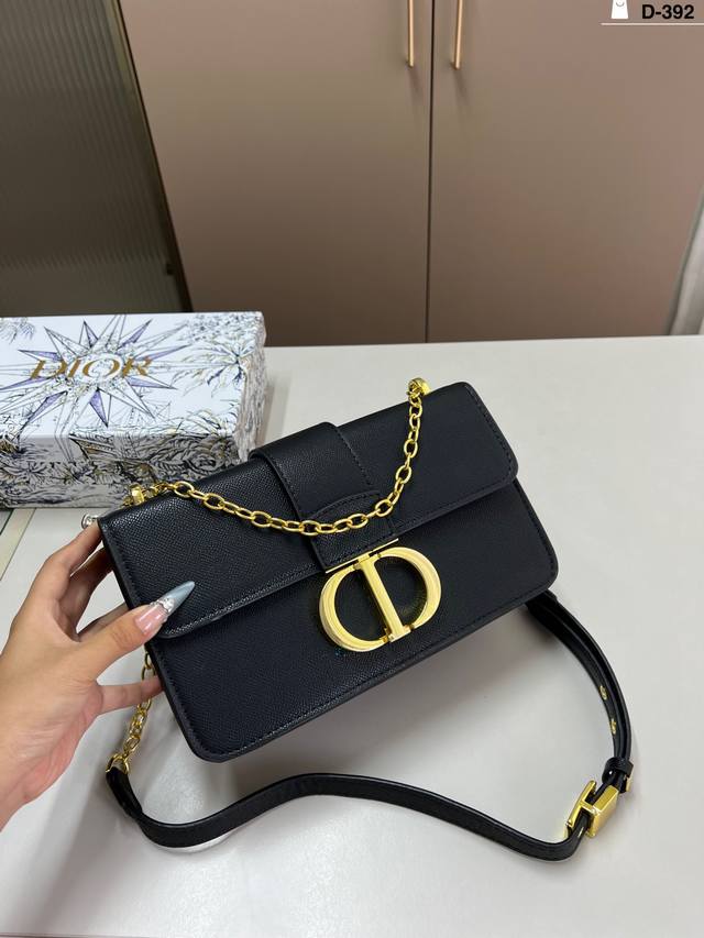 迪奥 Caro绝美链条蒙田包真的是太美了 好Lady风Dior小巧轻便 爱了爱了！D-392尺寸25×14配盒
