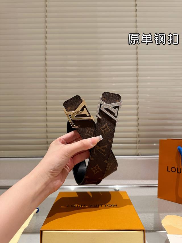 钢扣 高版本！腰带 Lv牛皮皮带～热门款 男女通用皮带里面最火的版本啦～质量很好 全套包装！五金绝对不褪色 皮带头和专柜一样的哦～ 配礼盒手提袋发票