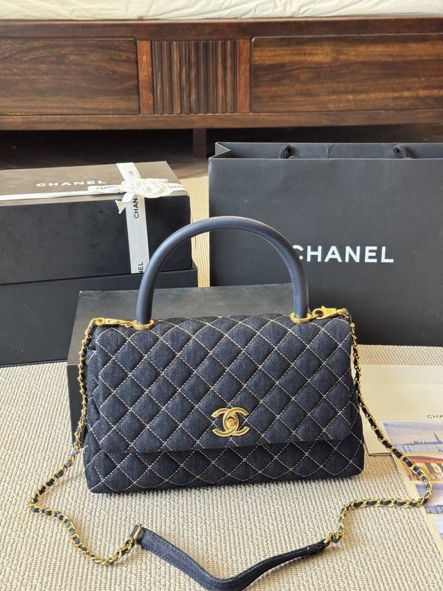 原版布 背一辈子的必备！香奈儿 Coco Handle，一你们期待已久的香奈儿 Coco Handle小号到货啦！这款包包一经推出就备受时尚圈青睞，不愧是香奈儿