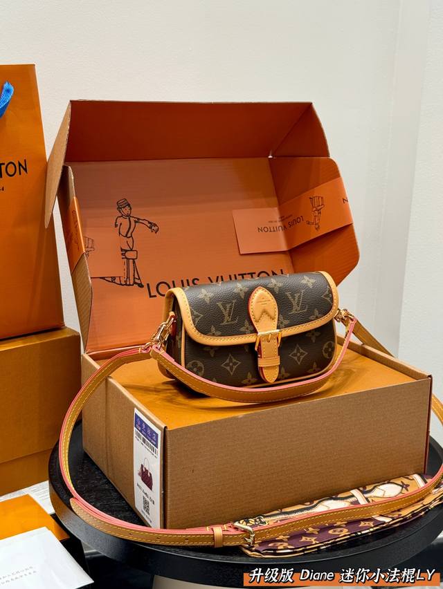 全套礼盒包装Size：19*10Cmlv 小迷你 Diane 法棍手袋经典老花 小号Mini法棍包是真好看 又好背！皮质和颜色都不错， 配置两条肩带 又甜又咸！