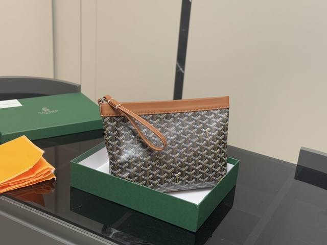 配盒戈雅新款手拿包Conti手拿包是存放日常个Goyard 新款手拿包Conti手拿包是存放日常个人物品的理想伴侣。它有一条腕带可以手拿，也可以挂在手腕上，可以