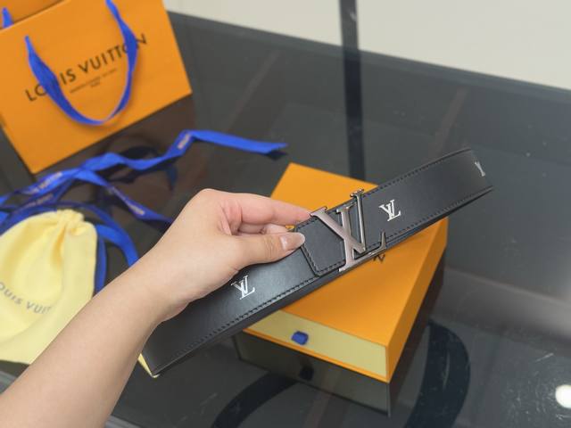 配盒Size：4.0Cm宽度Lv腰带 最近很火哦！牛皮皮质！全套包装！腰带就归它啦！男士皮带精致又时髦 下单时备注尺码