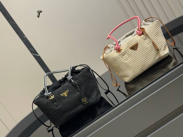 Size：25.18Cm又是心动Prada托特的一天.松弛慵懒的Tote包真的爱惨了普拉达Tote 保龄球 上身满满的高级感！日常通勤必备哦！