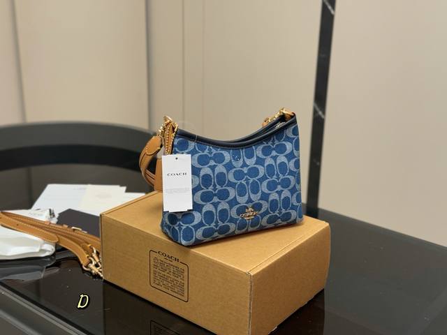 配飞机盒Size：19*14Cm今日新品 蔻驰Mini Laurel流浪包 太萌啦！俩个肩带腋下斜挎夏季换了小裙子配小流浪包，超可爱呀