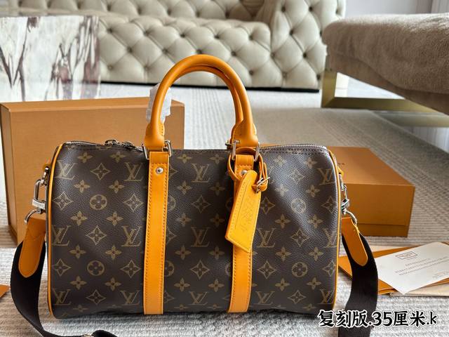 男帅女飒！！Lv Keepall35 黑武士真的泰裤辣路易威登 Keepall 35黑银配色 时髦与酷酷并存黑色老花有辨识度又低调City的行李牌整个包包有不单