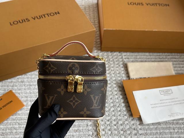 Lv Nano 化妆包 简直无敌可爱的小化妆包实用性极高 很可爱很帅气呀 可爱极了可以放很多东西提着它每天心情都好很多吧非常经典可以用很久很久其实我觉得无需考虑