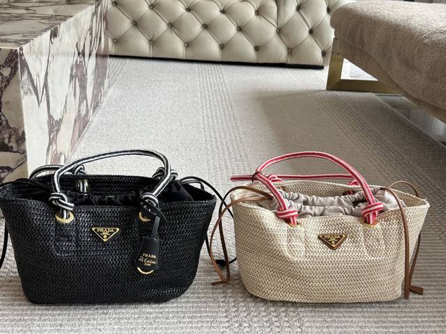 Prada绝美草编包 是背Prada阳光草编包的夏天啦马上夏至了，来推荐这只Prada阳光草编包编织和皮革，清爽也文艺，让你也可甜可美。设计也非常实用，容量也大