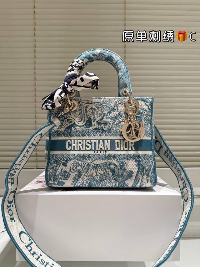配盒Size：24*20Cm原单提花版Dior 迪奥刺绣戴妃包现代休闲且优雅刺绣宽肩带特别！特别！！！25Ss 新年新款