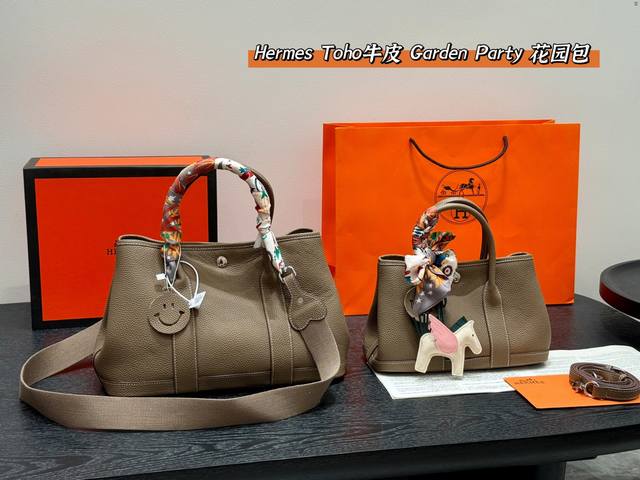 礼盒包装 头层牛皮 荔枝纹Togo皮爱马仕Mini花园包 以前觉得花园包老气 拿到手真香了又轻巧又能装皮质也耐造。通勤比较低调又百搭 包身没有任何Logo没有那